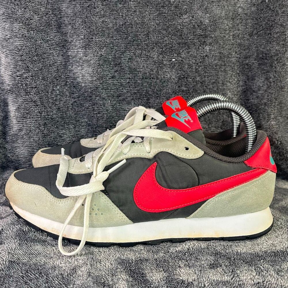 Nike MD Valiant Trainers Grey Fog/White-Red Youth- size 6Y/ Women’s 7.5